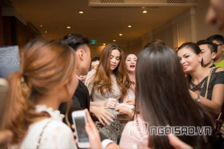 Hồ Ngọc Hà xinh như nữ thần chật vật giữa vòng vây của fans - Ảnh 2 Ho Ngoc Ha xinh nhu nu than chat vat giua vong vay cua fans - Anh 2