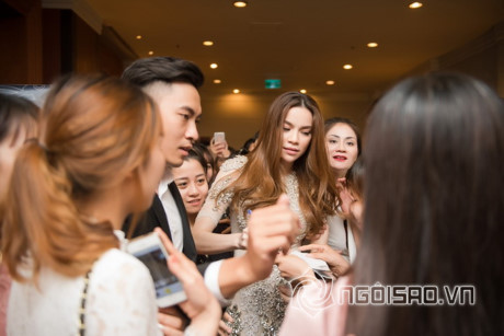 Hồ Ngọc Hà xinh như nữ thần chật vật giữa vòng vây của fans - Ảnh 1 Ho Ngoc Ha xinh nhu nu than chat vat giua vong vay cua fans - Anh 1