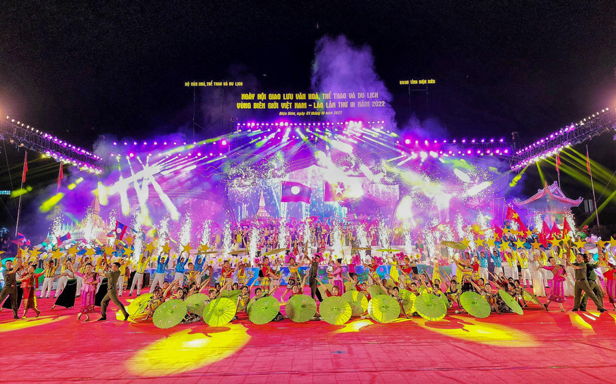 Gần 1.000 nghệ nhân, diễn viên chuyên và không chuyên tham gia biểu diễn. Gần 1.000 nghệ nhân, diễn viên chuyên và không chuyên tham gia biểu diễn.