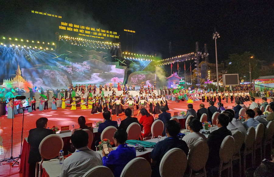 Mặc dù trời mưa, song Lễ khai mạc vẫn diễn ra tại Quảng Trường 7/5, TP. Điện Biên Phủ. Mặc dù trời mưa, song Lễ khai mạc vẫn diễn ra tại Quảng Trường 7/5, TP. Điện Biên Phủ.