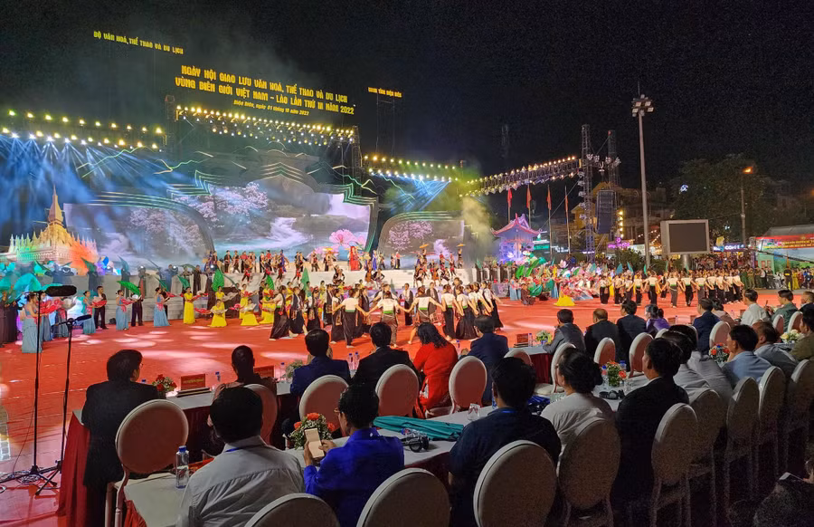 Mặc dù trời mưa, song Lễ khai mạc vẫn diễn ra tại Quảng Trường 7/5, TP. Điện Biên Phủ.