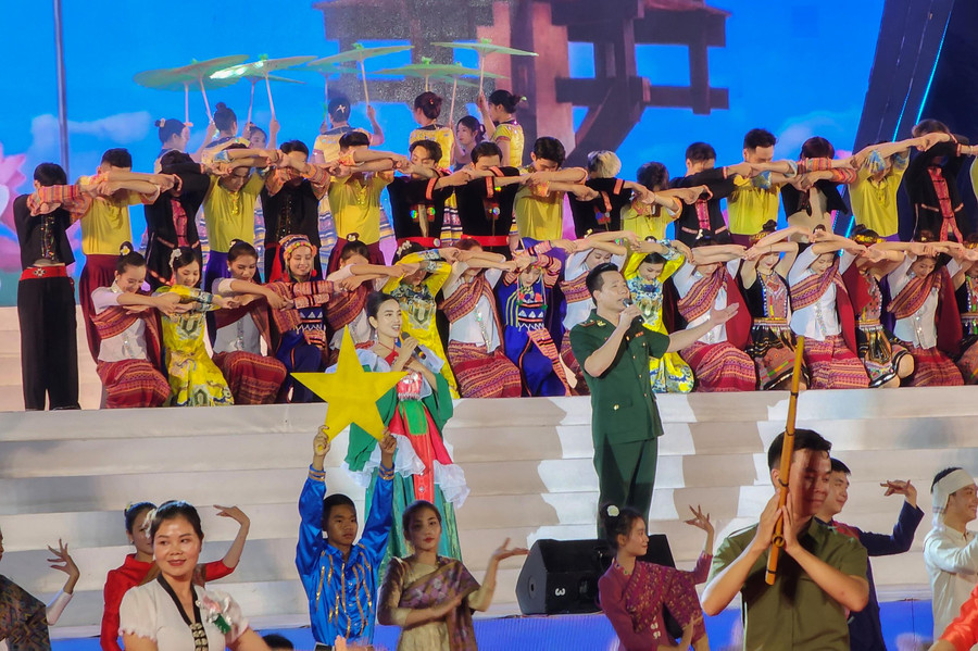 Thắm tình đoàn kết, hữu nghị Việt - Lào. Thắm tình đoàn kết, hữu nghị Việt - Lào.