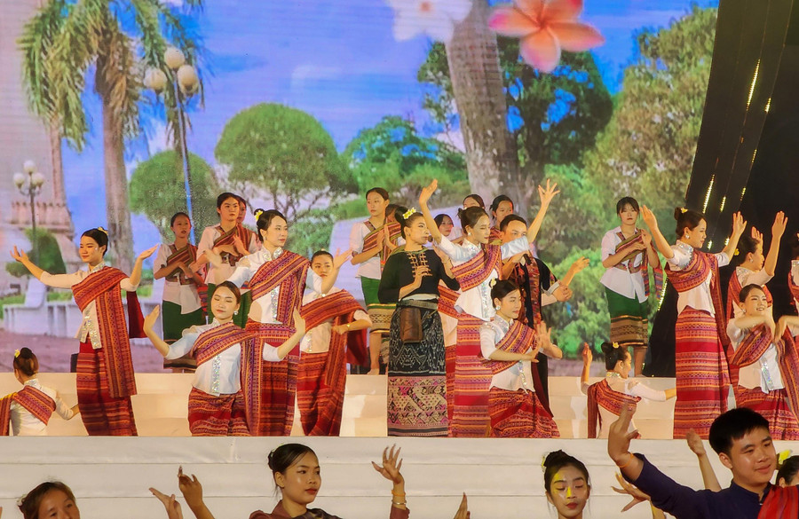 Nhiều tiết mục mang bản sắc văn hóa Lào. Nhiều tiết mục mang bản sắc văn hóa Lào.