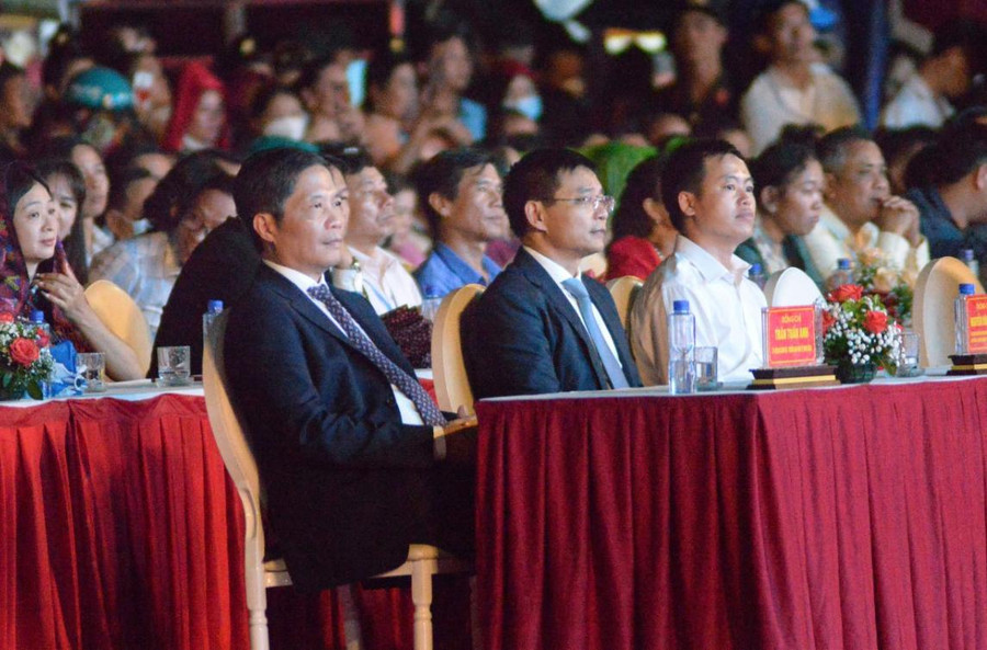 Trưởng Ban Kinh tế Trung ương - Trần Tuấn Anh (ngoài cùng bên trái) dự Lễ khai mạc. Trưởng Ban Kinh tế Trung ương - Trần Tuấn Anh (ngoài cùng bên trái) dự Lễ khai mạc.