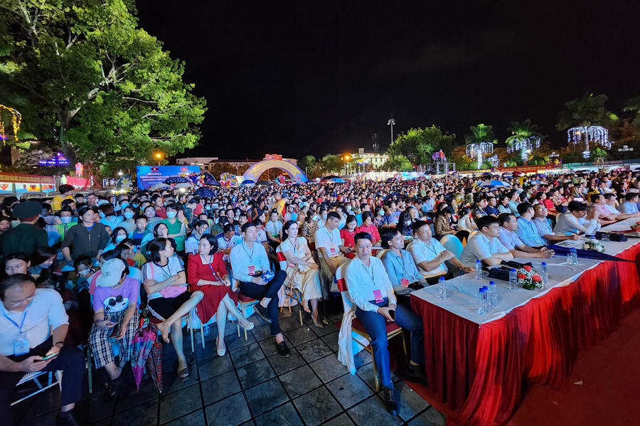 Đông đảo người du khách và người dân địa phương tham dự Lễ khai mạc. Đông đảo người du khách và người dân địa phương tham dự Lễ khai mạc.
