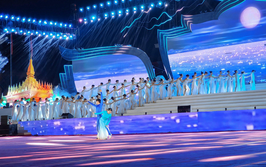 Tiết mục mở màn Chương trình nghệ thuật “Sáng mãi tình hữu nghị Việt – Lào”. Tiết mục mở màn Chương trình nghệ thuật “Sáng mãi tình hữu nghị Việt – Lào”.