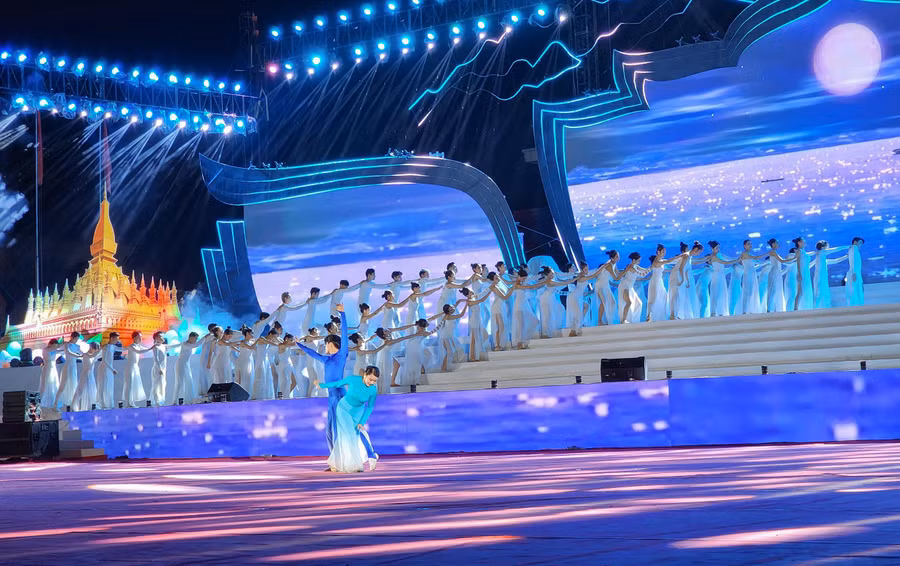 Tiết mục mở màn Chương trình nghệ thuật “Sáng mãi tình hữu nghị Việt – Lào”.