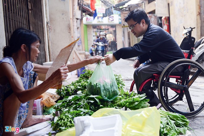 Tới chợ, anh mua một số thức ăn để chuẩn bị cho bữa tối. Do thói quen từ nhỏ và một số đặc trưng nhất định của cơ thể, chàng trai sinh năm 1987 thường thích những món ăn đơn giản, dễ chế biến. Cuộc sống hàng ngày của chàng trai từng gãy xương 150 lần