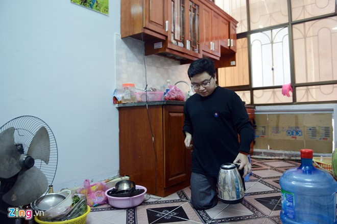 Đối với Vũ Ngọc Anh, đây là những việc đơn giản. Anh tâm sự, nhiều người thường nghĩ, bệnh nhân xương thủy tinh thì hạn chế vận động, ngồi một chỗ. Nhưng bản thân anh không thấy vậy, anh có thể làm được mọi việc, chỉ cần hạn chế vận động mạnh. Cuộc sống hàng ngày của chàng trai từng gãy xương 150 lần