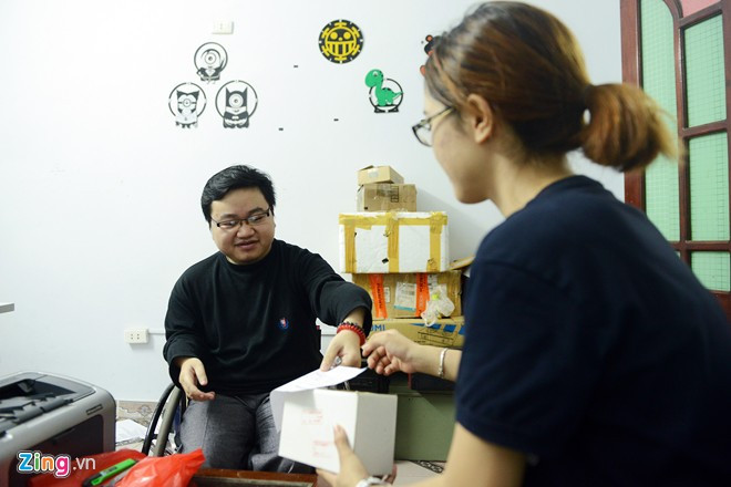 Mỗi khi khách hàng tới nhận, anh thường cùng mọi người kiểm tra kỹ càng đồ dùng, hóa đơn... trước khi chuyển giao. Gặp gỡ khách hàng đem đến cho Ngọc Anh niềm vui mỗi ngày. Anh cho hay, với công việc phụ thuộc nhiều vào kỹ năng giao tiếp, anh học hỏi thêm được nhiều điều. Những người mua hàng có nhiều tính cách, có người dễ, người khó, nhưng khi đến với anh, họ luôn chia sẻ mọi điều khiến chàng trai cảm nhận thêm được những ý nghĩa của cuộc sống. Cuộc sống hàng ngày của chàng trai từng gãy xương 150 lần