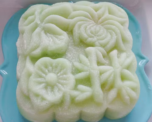 Bánh Trung thu dẻo lá dứa nhân đậu xanh hấp dẫn