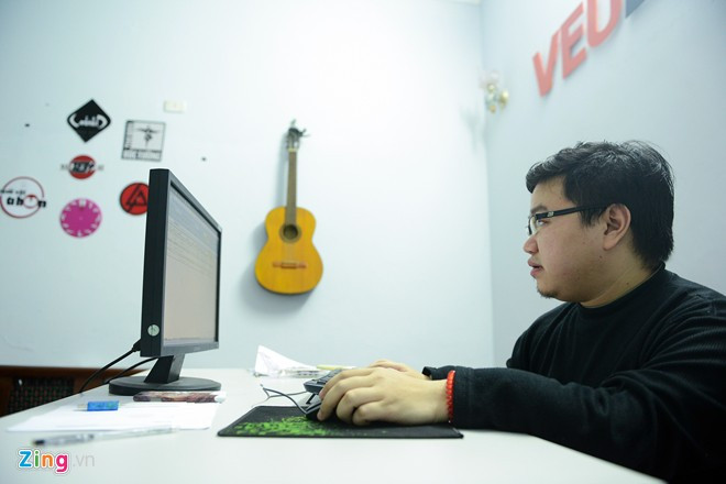 Ngoài công việc chính, Vũ Ngọc Anh còn tham gia sản xuất nhạc điện tử. Theo đó, sở trường chính của chàng trai 28 tuổi là rock. Trên một góc tường khu vực làm việc, anh trang trí biểu tượng của những nhóm nhạc yêu thích như Linking Park, Bức Tường, Quái Vật Tí Hon... Bên cạnh đó, anh cũng là người sáng lập quỹ Xương thủy tinh Việt Nam (oifvietnam) nhằm giúp những hoàn cảnh tương tự có nơi giao lưu, tâm sự. Đây cũng là nơi anh chia sẻ mọi kinh nghiệm cũng như hướng nghiệp giúp nhiều người. Cuộc sống hàng ngày của chàng trai từng gãy xương 150 lần
