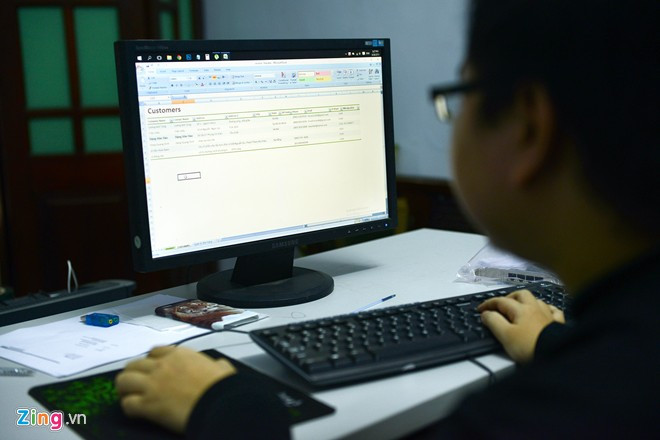 Công việc của Ngọc Anh thuộc lĩnh vực thiết kế web. Bên cạnh đó, anh cũng phụ trách việc quản lý công ty vận chuyển hàng từ nước ngoài về. Với đặc thù công việc và vấn đề sức khỏe, hàng ngày, anh giải quyết công việc trên máy tính và điện thoại. Chàng trai cho biết, hiện công ty anh có 2 cơ sở chính tại TP HCM và Hà Nội. Tại TP HCM, anh có nhiều nhân viên phụ trách những khâu khác nhau trong quá trình giao, nhận hàng. Còn ở Hà Nội, anh là người đảm nhận mọi việc trên. Cuộc sống hàng ngày của chàng trai từng gãy xương 150 lần
