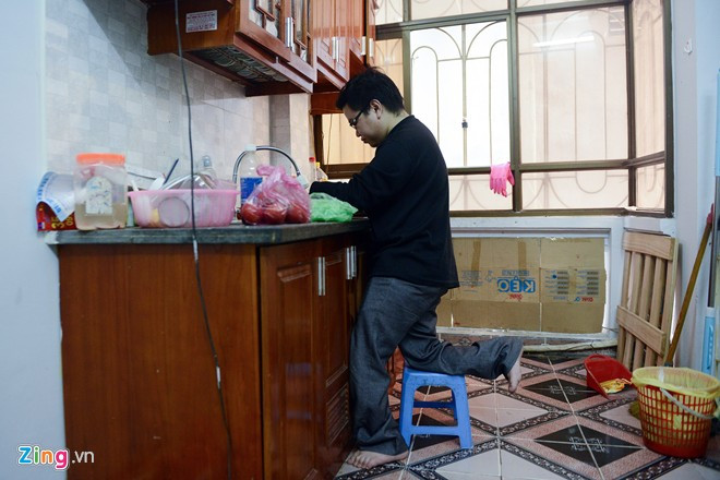 Hàng ngày, các em đi học và đi làm, chàng trai Hải Phòng thường tự vào bếp, chăm lo bữa ăn của mình. Do thiết kế của nhà cho thuê, khu vực bếp và bồn rửa khá cao, anh khắc phục bằng một chiếc ghế nhỏ. Cuộc sống hàng ngày của chàng trai từng gãy xương 150 lần