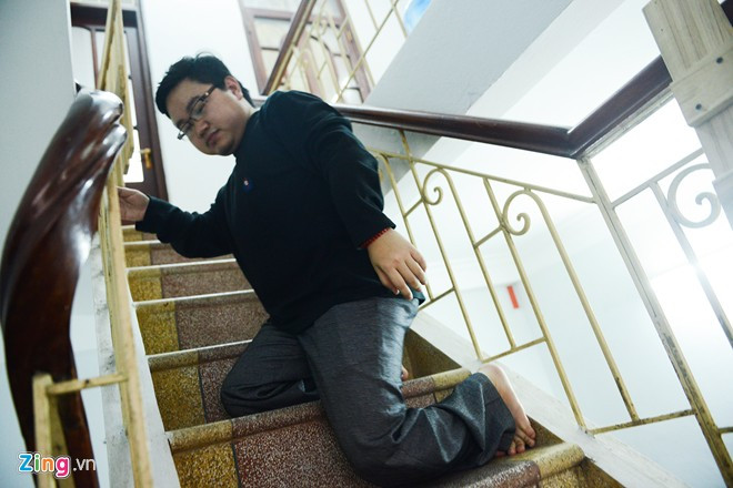 Sau khi hoàn thành những việc cơ bản, anh xuống nhà nghỉ ngơi đợi các em về ăn cơm. Mỗi khi có thời gian rảnh rỗi, anh cũng tham gia nhiều chuyến đi tình nguyện, giao lưu với bạn bè khắp nơi trên mọi miền Tổ quốc. "Cuộc sống không lấy đi của ai bất cứ điều gì. Dù tôi mang trong mình căn bệnh hiếm gặp, nhưng bù lại, tôi luôn gặp được những người yêu thương hết mực, sẵn sàng giúp đỡ tôi mọi lúc, mọi nơi. Tôi hài lòng và hạnh phúc với những gì đang có" - chàng trai Xương thủy tinh bày tỏ. Cuộc sống hàng ngày của chàng trai từng gãy xương 150 lần