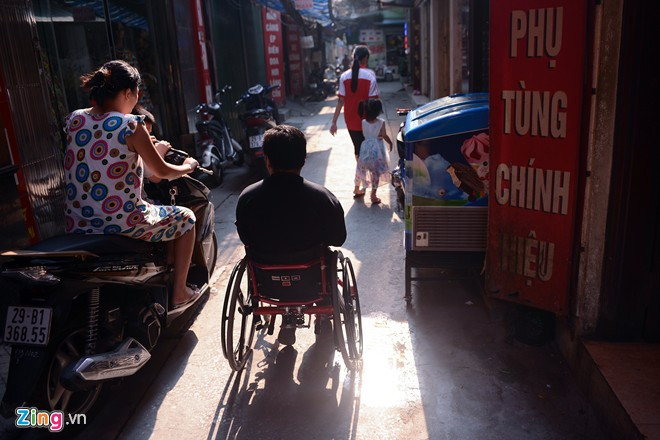 Con ngõ nhỏ có nhiều người qua lại, anh Ngọc Anh vẫn tự tin vững bước. Anh luôn quan niệm: "Mỗi người có một hoàn cảnh riêng. Điều quan trọng là biết cố gắng vượt qua khó khăn thế nào. Đừng bao giờ nghĩ đến chuyện tự ti hay bị người khác chê cười. Hãy cố gắng làm mọi điều để mọi người khâm phục bạn". Cuộc sống hàng ngày của chàng trai từng gãy xương 150 lần