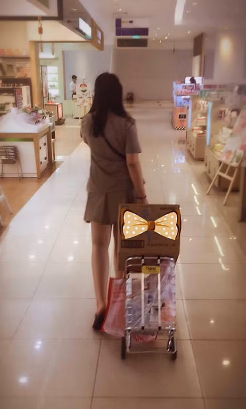 Thiếu nữ cao 1m65 của Hiền Thục xung phong xách đồ phụ mẹ khi cả hai đi chợ