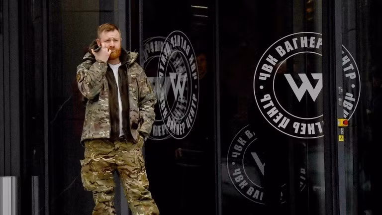 Một người đàn ông đứng ở lối vào 'Trung tâm PMC Wagner' ở Saint Petersburg, Nga. (Ảnh: AFP / Olga Maltseva)