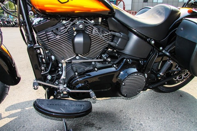Xe được trang bị khối động cơ Twin Cam 103 (1690 cc), hộp số 6 cấp. Mô-men xoắn cực đại 132 Nm tại 3.250 vòng/phút. Chi tiết Harley-Davidson độc nhất Việt Nam giá gần 800 triệu