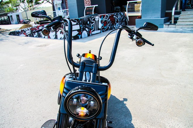 Các chuyên gia của Harley-Davidson of Sai Gon đã kết hợp các phụ kiện như tay lái, yên xe mới, các chi tiết lọc gió, ống xả theo phong cách Dark Custom của Harley-Davidson. Chi tiết Harley-Davidson độc nhất Việt Nam giá gần 800 triệu