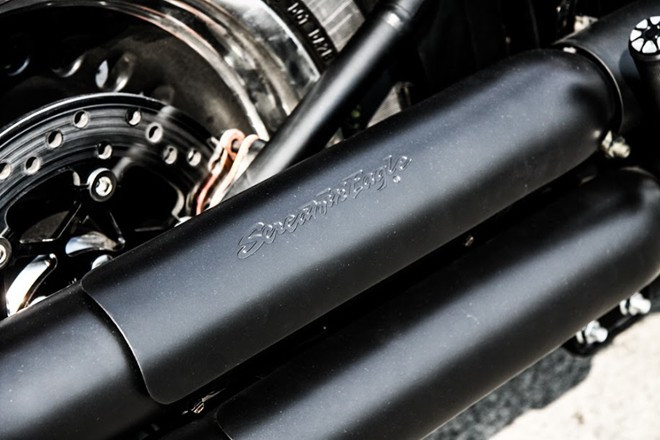 Ống xả được sơn màu Dark Custom đặc trưng của Harley-Davidson. Chi tiết Harley-Davidson độc nhất Việt Nam giá gần 800 triệu