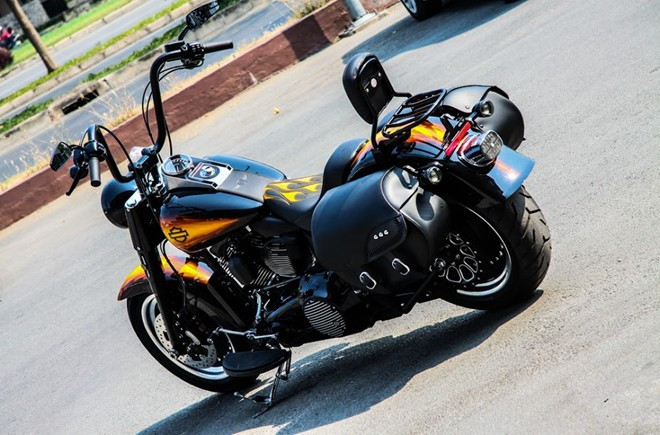 Fat Boy Special 2015 được khoác lên mình bộ áo Custom Paint Set 2015. Trên thế giới chỉ 150 chiếc xe loại này. Nước sơn đặc biệt được thực hiện thủ công hoàn toàn tại Mỹ. Chi tiết Harley-Davidson độc nhất Việt Nam giá gần 800 triệu