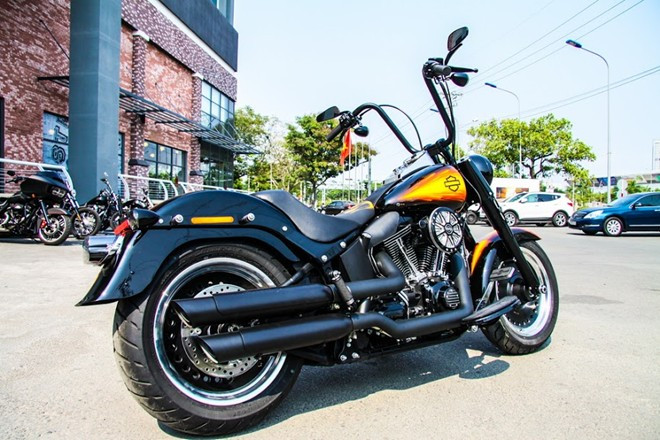 Đại lý Harley-Davidson of Sai Gon vừa bàn giao chiếc môtô thứ 300 tại Việt Nam cho khách hàng. Đây là chiếc Fat Boy Special 2015 độc nhất tại Việt Nam được độ theo phong cách cơ bắp đậm chất Mỹ. Chi tiết Harley-Davidson độc nhất Việt Nam giá gần 800 triệu