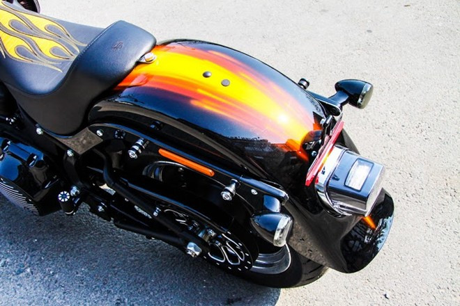 Fat Boy nguyên bản được yêu thích nhờ mâm xe, tay lái và chắn bùn rộng bản, chắc chắn. Chi tiết Harley-Davidson độc nhất Việt Nam giá gần 800 triệu