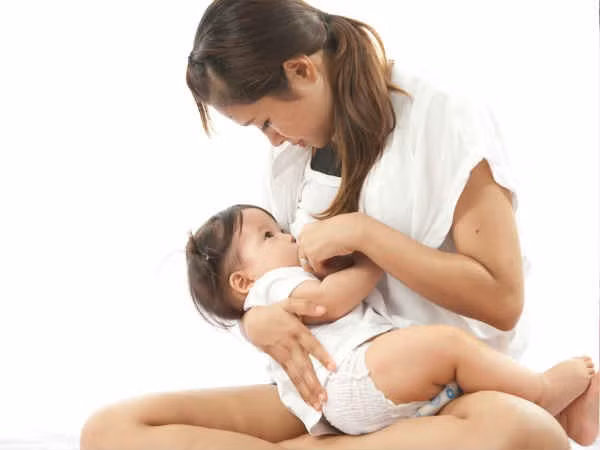 Giảm công dụng của sữa mẹ: Một số bà mẹ thường có thói quen vắt sữa trước và bảo quản trong tủ lạnh. Sữa mẹ đông lạnh khi được làm nóng bằng lò vi sóng có thể bị mất hoàn toàn dinh dưỡng và các vi khuẩn có lợi giúp tăng sức đề kháng cho trẻ sơ sinh cũng bị tiêu diệt. Mối nguy hại khi sử dụng lò vi sóng nấu nướng