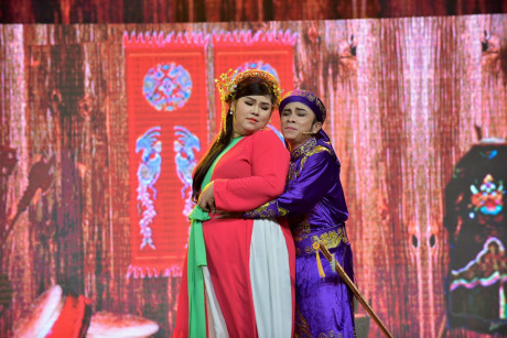 Phi Nhung tuyên bố không ngồi ghế giám khảo với Hoài Linh - Ảnh 3 Phi Nhung tuyen bo khong ngoi ghe giam khao voi Hoai Linh - Anh 3
