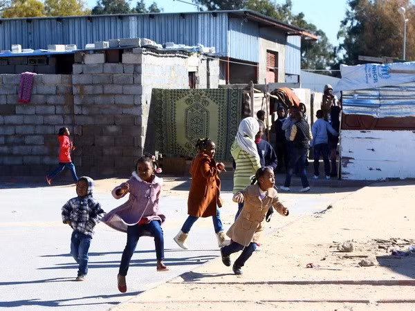 Người dân Libya rời bỏ nhà cửa ở thị trấn Tawargha, nam Mistrata tới lánh nạn ở Tripoli ngày 4/1/2015. (Nguồn: AFP/TTXVN)