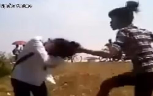 Kỹ năng tự vệ khi bạn gái bị giật tóc, dúi đầu hành hung