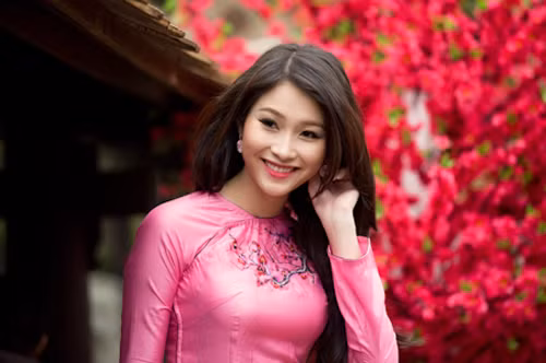 Đặng Thu Thảo đẹp mê hồn với áo dài đón xuân sang