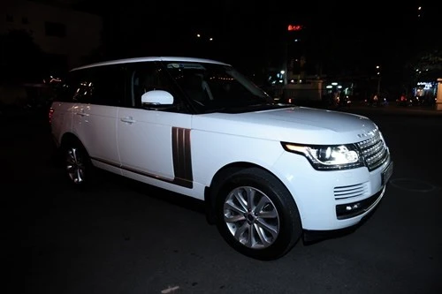 Hoa hậu Kỳ Duyên được xế hộp Range Rover đưa đến sự kiện trao giải Bài hát Việt 2014.