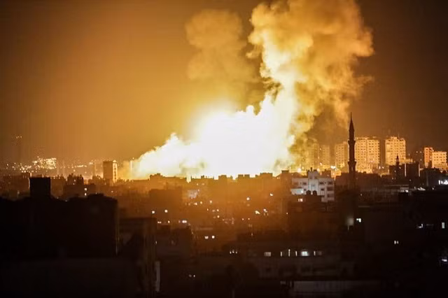 Israel trút lửa xuống dải Gaza