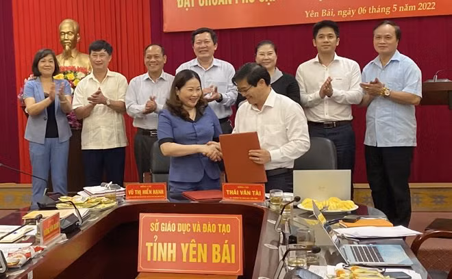 Lãnh đạo tỉnh Yên Bái và Vụ trưởng Vụ Giáo dục Tiểu học, Bộ GD&ĐT ký biên bản công nhận tỉnh Yên Bái hoàn thành các tiêu chuẩn đạt phổ cập giáo dục tiểu học mức độ 3.