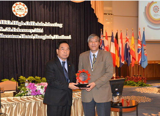 Tiến sỹ Witaya (trái) - Giám đốc ban Thư ký SEAMEO - trao Kỷ niệm chương của Tổ chức SEAMEO cho ông Trần Bá Việt Dũng tại Bangkok (Thái Lan).