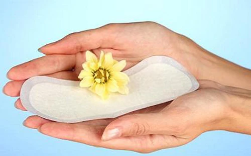 Điều chị em có thể làm để bảo vệ mình trong những "ngày đèn đỏ" là biết cách dùng băng vệ sinh sao cho đúng. Ảnh minh họa
