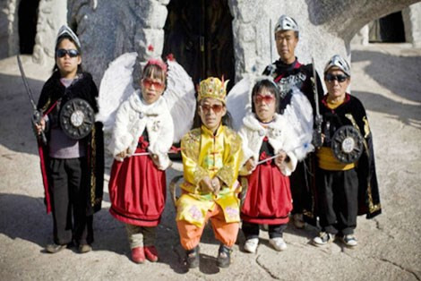 “Nhà vua” (giữa) lãnh đạo “Vương quốc người lùn” được dân bầu. “Nhà vua” (giữa) lãnh đạo “Vương quốc người lùn” được dân bầu.