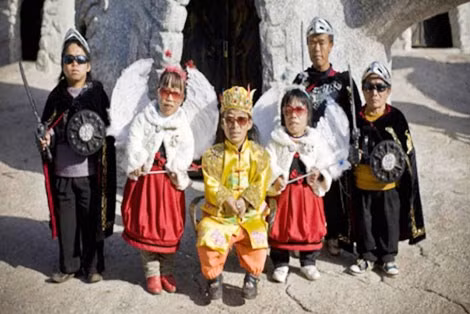 “Nhà vua” (giữa) lãnh đạo “Vương quốc người lùn” được dân bầu. “Nhà vua” (giữa) lãnh đạo “Vương quốc người lùn” được dân bầu.