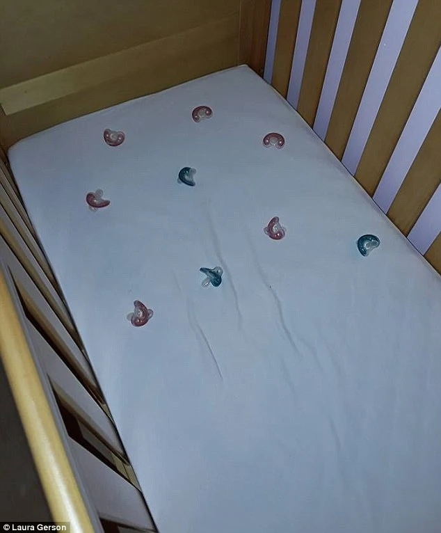 Chỉ cần cho con đi ngủ cùng với khoảng 10 cái ti giả trong cũ, con gái Laura không còn khóc tìm ti giả vào ban đêm