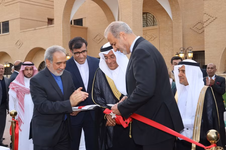 Thứ trưởng Ngoại giao Iran Alireza Bigdeli (thứ 2 từ phải sang) tham dự buổi lễ mở lại đại sứ quán Iran tại Riyadh, Ả Rập Saudi, vào ngày 6/6/2023. (Ảnh Tân Hoa Xã)