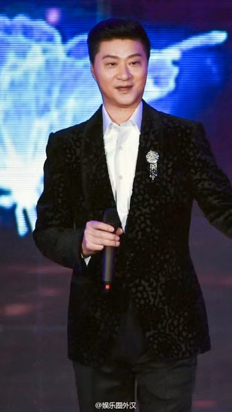 Bo Pham Bang Bang U70 gay soc voi ve ngoai tre nhu thanh nien - Anh 2