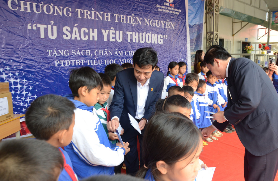 Đại diện PC Điện Biên trao quà cho học sinh Trường PTDTBT Tiểu học Mường Báng. Đại diện PC Điện Biên trao quà cho học sinh Trường PTDTBT Tiểu học Mường Báng.