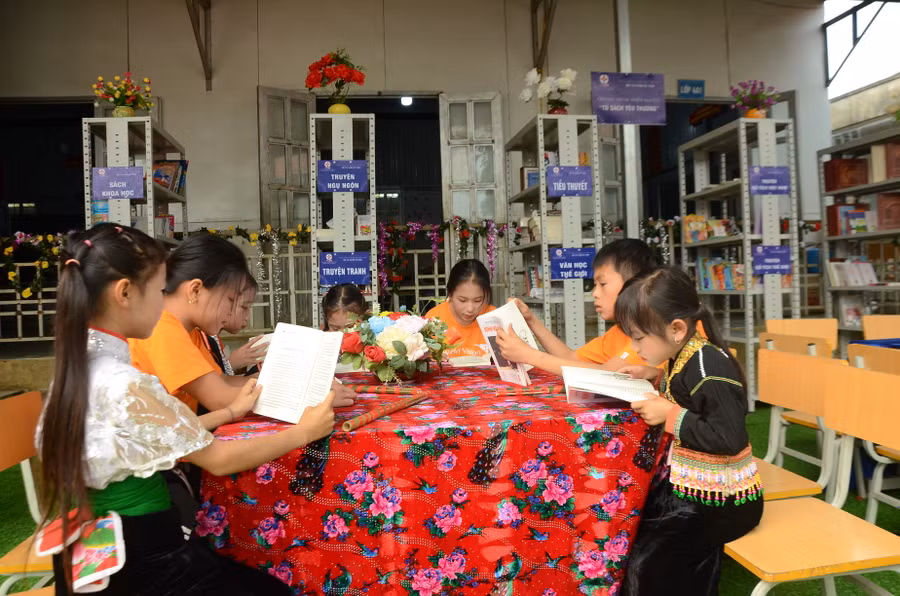 Học sinh hào hứng với Tủ sách mới.