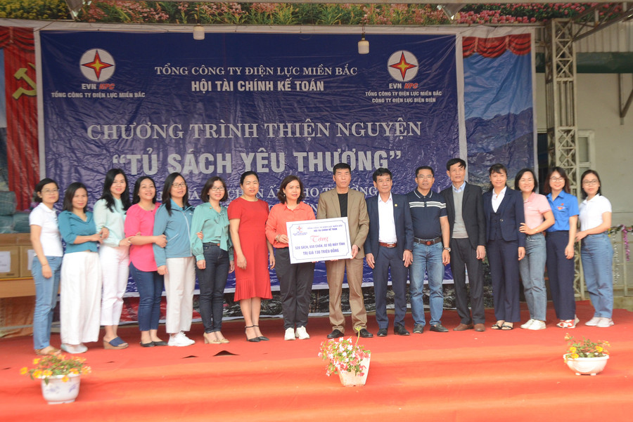 Đại diện Hội Tài chính kế toán, EVNPC) và PC Điện Biên trao "Tủ sách yêu thương" cho Trường PTDTBT Tiểu học Mường Báng. Đại diện Hội Tài chính kế toán, EVNPC) và PC Điện Biên trao "Tủ sách yêu thương" cho Trường PTDTBT Tiểu học Mường Báng.