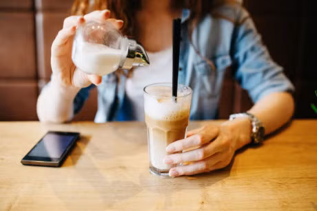 4 nguyen nhan hang dau lam ban qua tuoi day thi ma van moc day mun - Anh 2