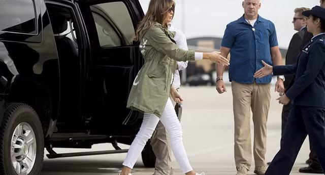 Phu nhân Tổng thống Mỹ xuống xe tới thăm trại trẻ