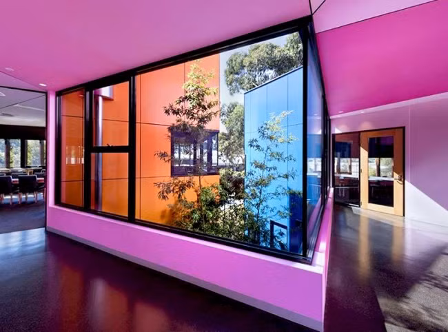 Trường học có sảnh với một cửa sổ tam giác