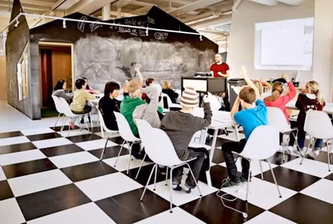 Không có lớp học truyền thống với bàn ghế dài ở đây mà chỉ có các không gian học tập rộng lớn.